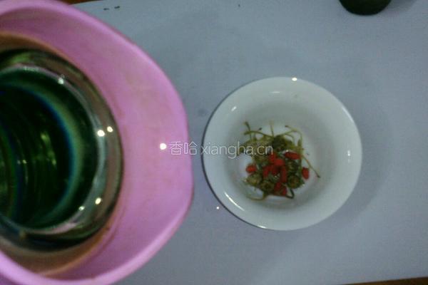 枸杞菊花金银花茶的做法图解3