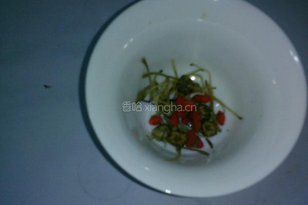 枸杞菊花金银花茶的做法图解2
