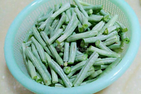 老干妈烧豆角的做法图解1