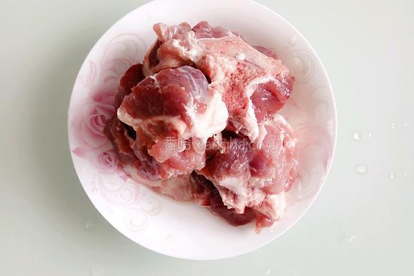 大骨汤的做法图解1