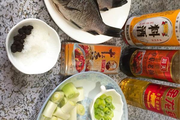 葱烧鲫鱼的做法图解1