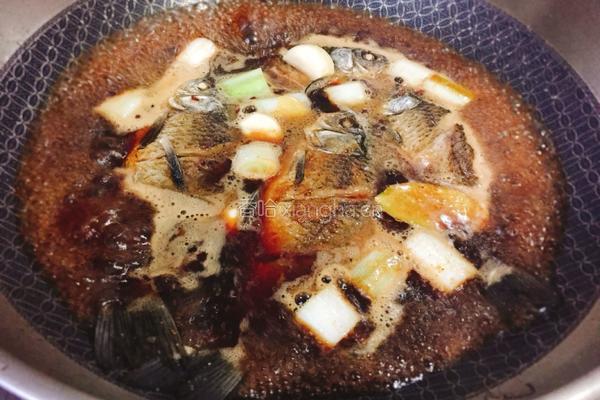 葱烧鲫鱼的做法图解4