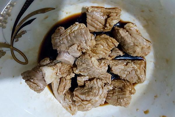排骨玉米萝卜煲仔饭的做法图解4