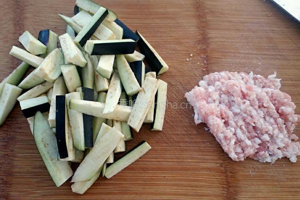 肉末酱烧茄子的做法图解1