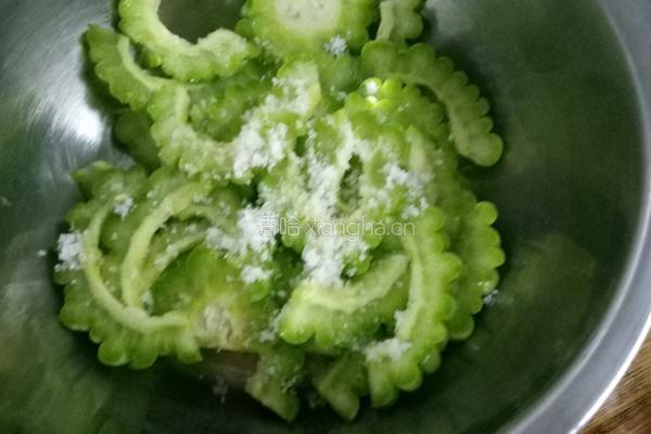 蒸苦瓜的做法图解3