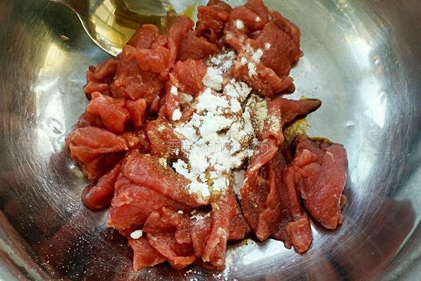 孜然嫩牛肉的做法图解2