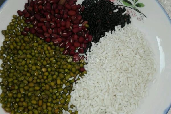黑米红豆绿豆糯米粥的做法图解1