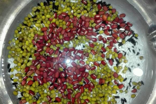 黑米红豆绿豆糯米粥的做法图解2