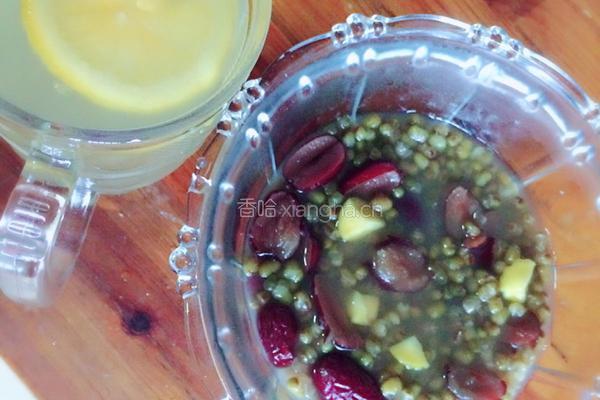 红枣绿豆板栗粥的做法图解2