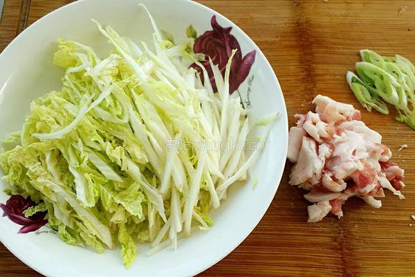 白菜炒面的做法图解2