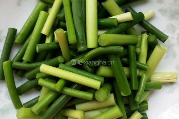 腊味火腿炒蒜薹的做法图解1