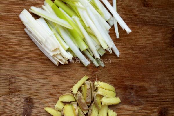腊味火腿炒蒜薹的做法图解3