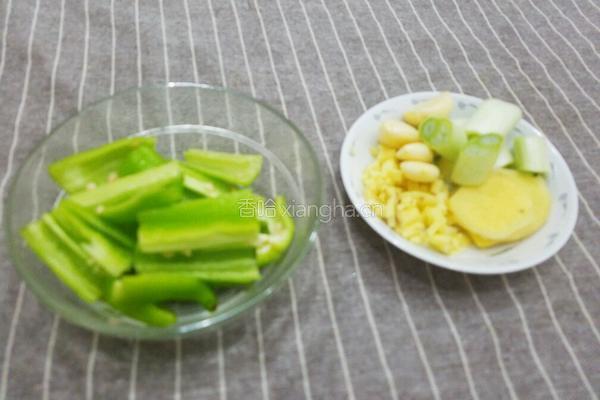胡萝卜回锅肉的做法图解2