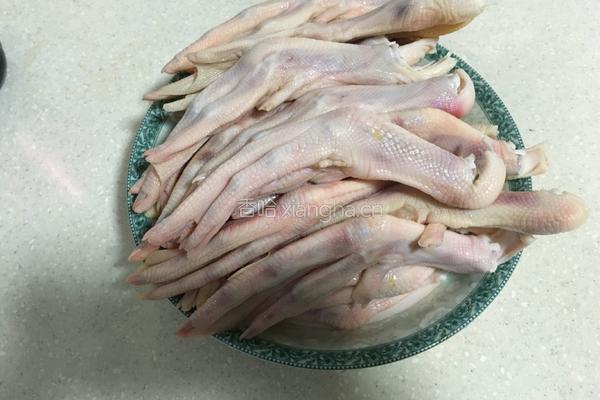 电饭煲卤鸭掌的做法图解1