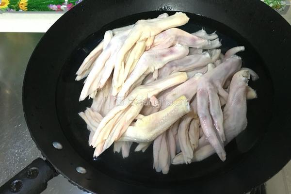 电饭煲卤鸭掌的做法图解2