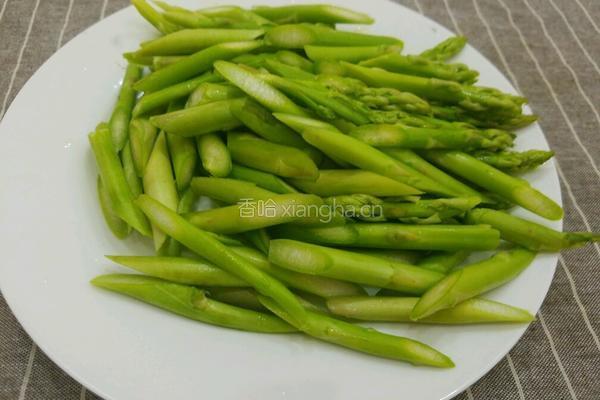 青炒芦笋的做法图解2