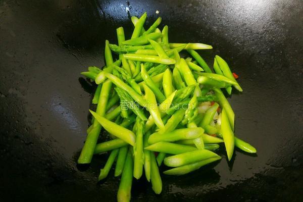 青炒芦笋的做法图解7