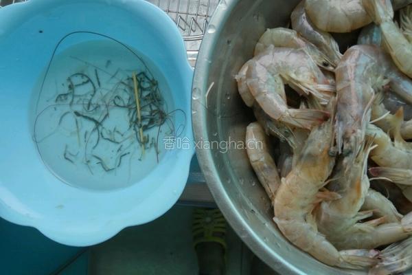 番茄炒虾的做法图解1
