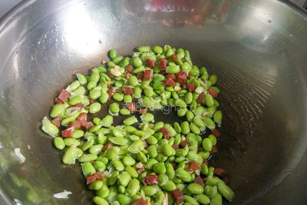 鲜黄豆炒腊肉的做法图解4