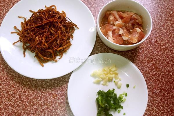 虫草花炒肉的做法图解2