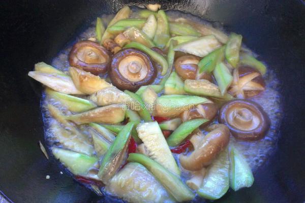 香菇炒丝瓜的做法图解4
