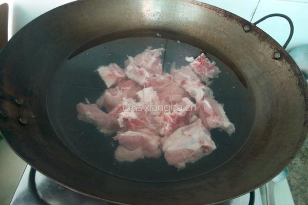 排骨玉米红枣汤的做法图解2
