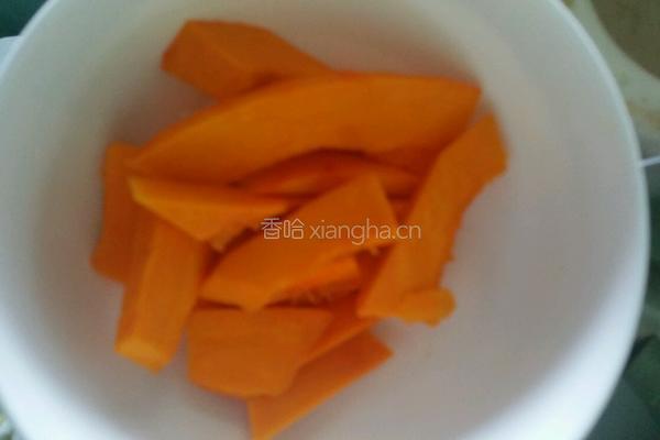 自制南瓜饺子皮的做法图解1
