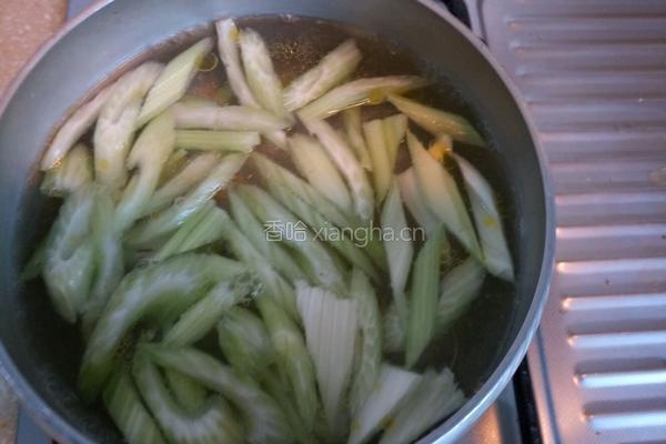 木耳炒芹菜的做法图解3