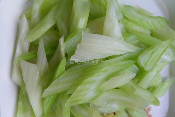 木耳炒芹菜的做法图解4