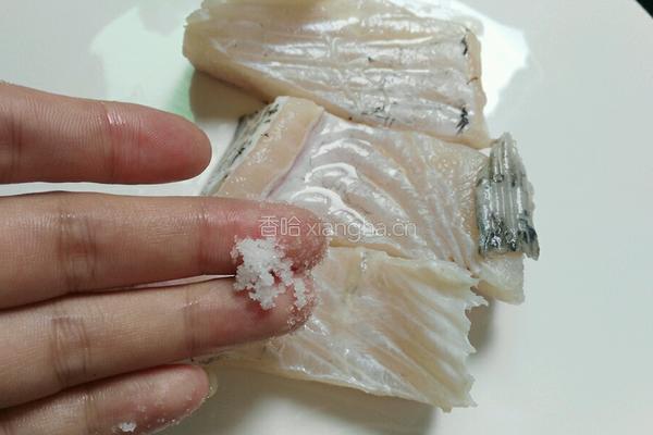 炸草鱼的做法图解2