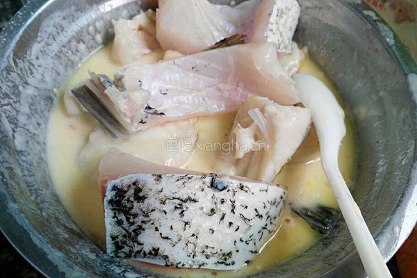 炸草鱼的做法图解4