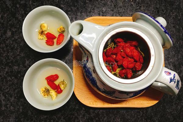 枸杞菊花金银花茶的做法图解3