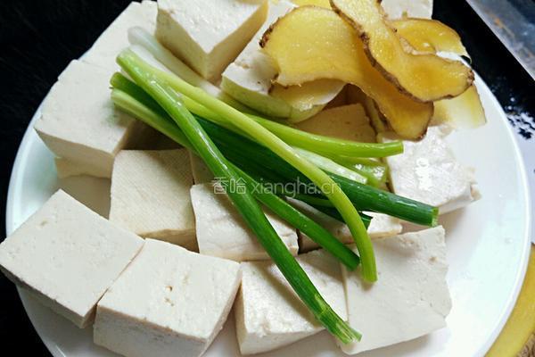 黄骨鱼焖豆腐的做法图解2