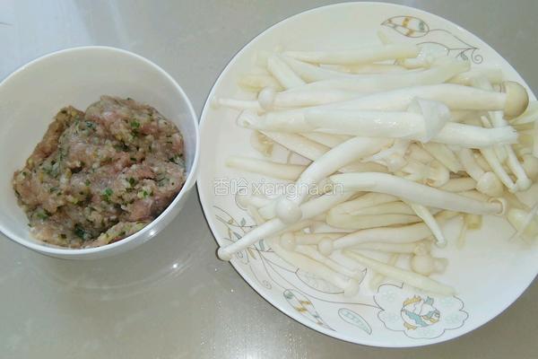 肉丸烩海鲜菇的做法图解2