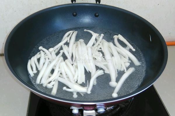 肉丸烩海鲜菇的做法图解3