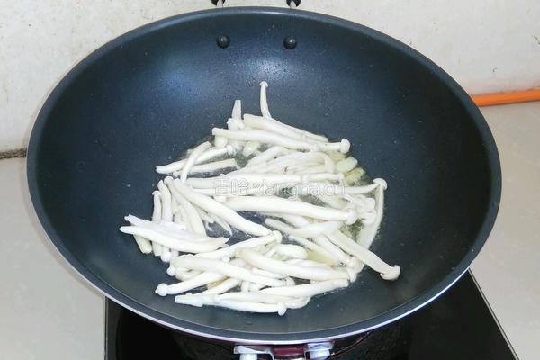 肉丸烩海鲜菇的做法图解5