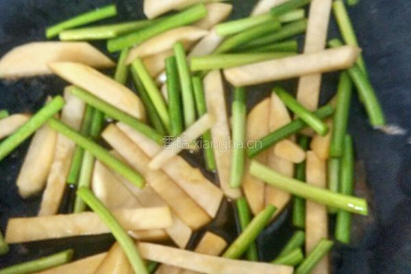 土豆条炒蒜苔的做法图解7