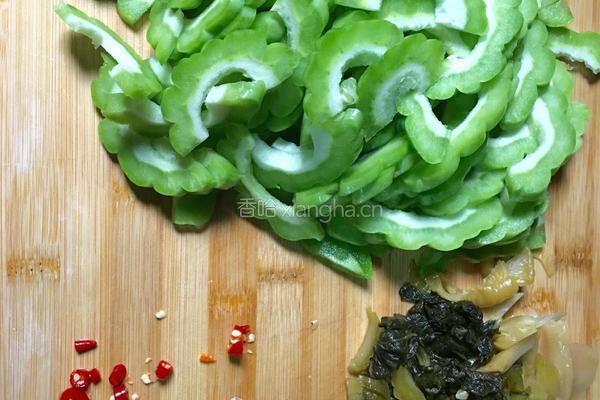 酸菜炒苦瓜的做法图解2