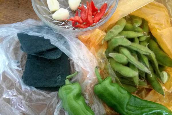 臭豆腐烧毛豆的做法图解1