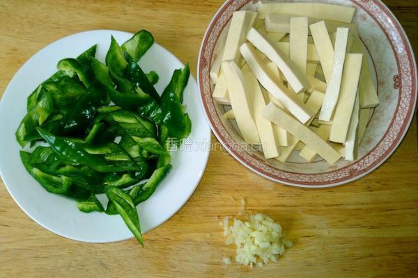 豆腐干炒青椒的做法图解1