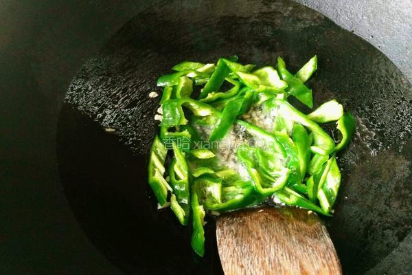 豆腐干炒青椒的做法图解3