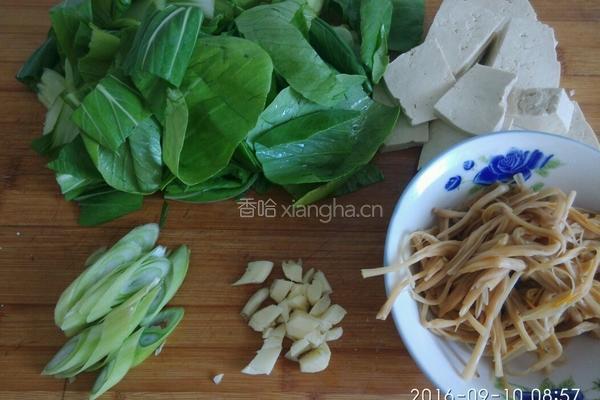 黄花菜炒豆腐的做法图解3