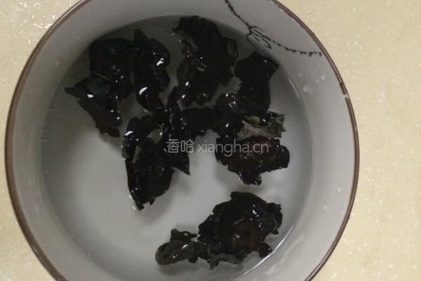 木耳白菜的做法图解1