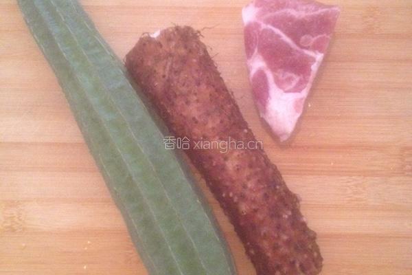 山药丝瓜瘦肉汤的做法图解1