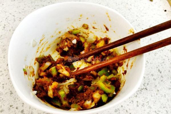 凉调洋葱拌青椒的做法图解2