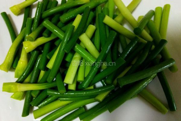 蒜苔鱿鱼的做法图解2