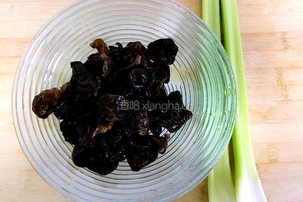 木耳拌芹菜的做法图解1