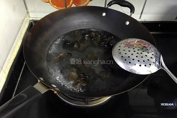 木耳拌芹菜的做法图解4