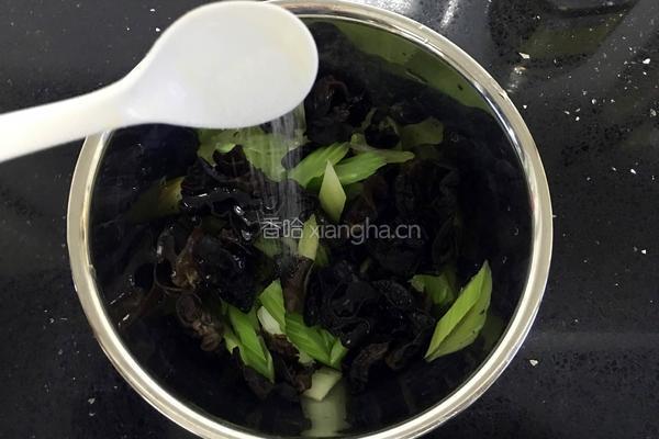 木耳拌芹菜的做法图解8