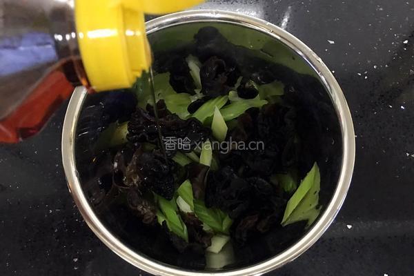 木耳拌芹菜的做法图解7